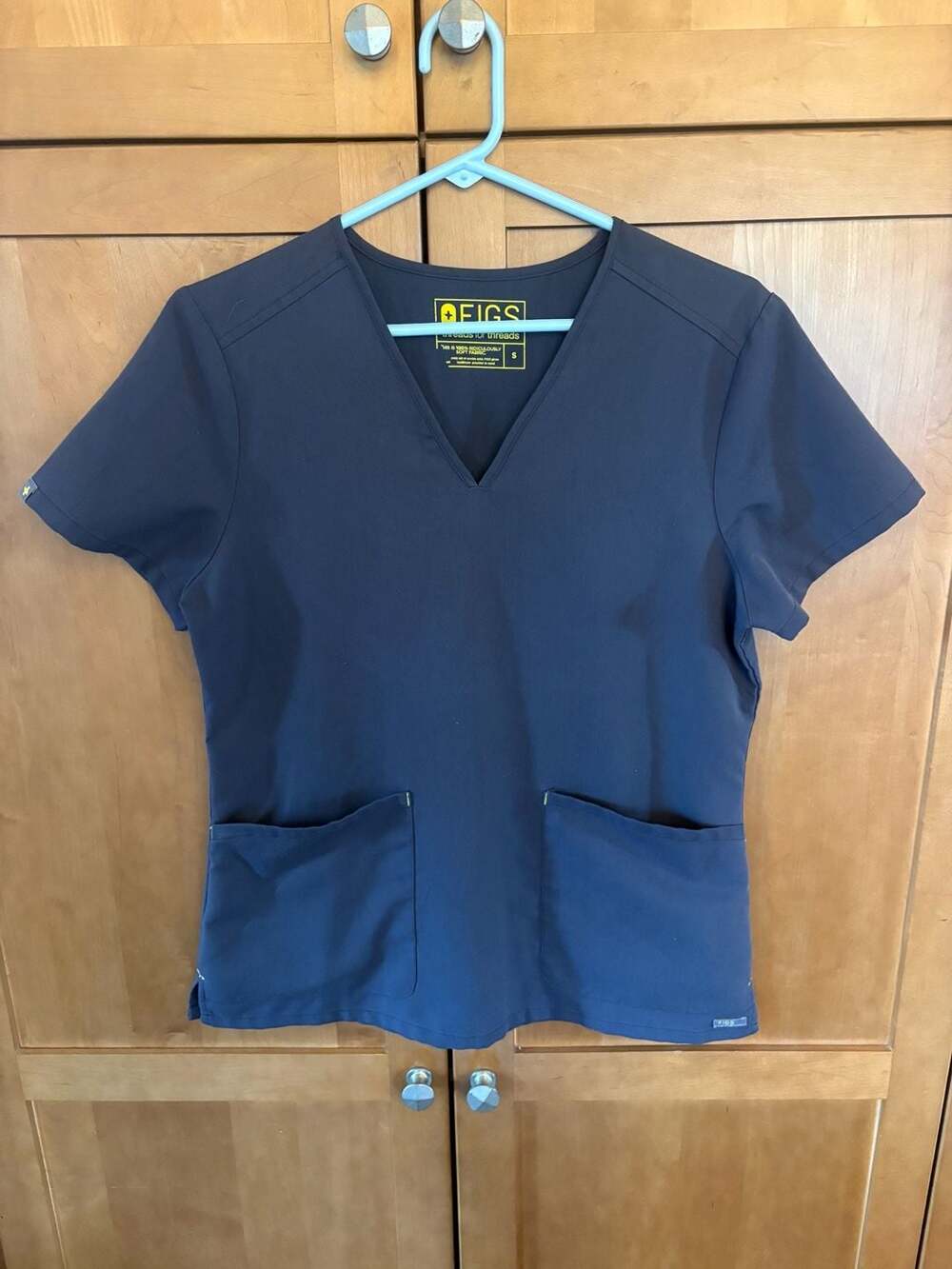FIGS Casma Three-Pocket V-Neck Scrub Top in Graphite